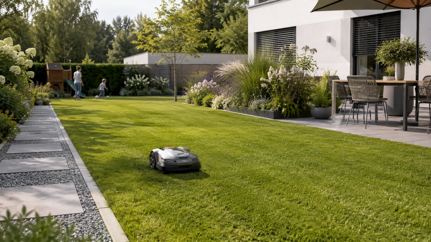 Mähroboter auf zusammenhängender Rasenfläche in einem modernen pflegeleichten Familiengarten