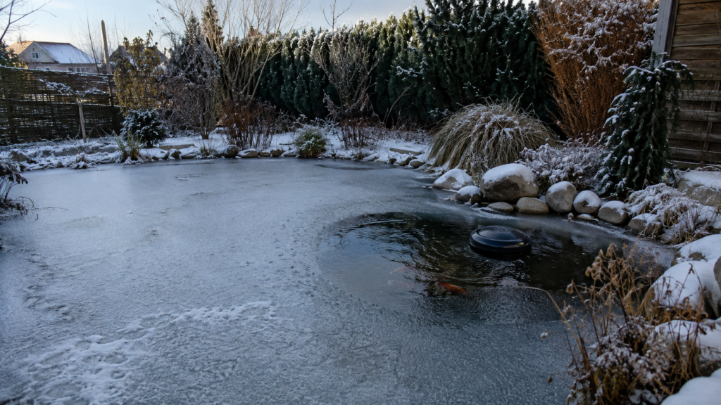 Eisfreihalter hält eine kleine Öffnung im zugefrorenen Fischteich frei